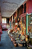 Marocco meridionale - Tafraoute. Negozi di artigianato berbero. 